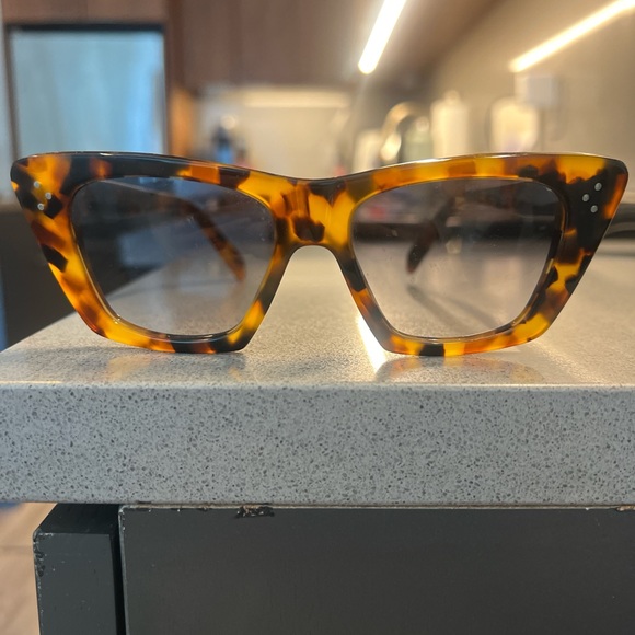 Celine Sunglasses CL40187I worn a few times. Case not included - Picture 4 of 7